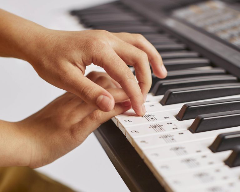 manos tocando el piano